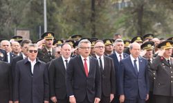 21-25 Aralık Milli Mücadele ve Şehitler Haftası dolayısıyla Şehitler Anıtı önünde tören düzenlendi