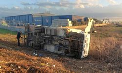 Gazimağusa - Lefkoşa ana yolunda kamyon devrildi