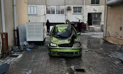 Lefkoşa’da rüzgarın etkisiyle apartmanın damındaki su deposu bir aracın üzerine düştü