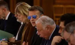 Macron toplantıya güneş gözlüğüyle damga vurdu