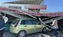 Kaza sonrası araç esmer markete girdi