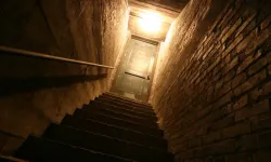 80 yaşındaki adamı 20 yıl boyunca penceresiz bodruma kapattılar