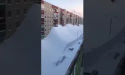 Rusya'da Yağan Kar 4. Kata Kadar Ulaşınca Bir Adam Camdan Karlara Atladı