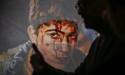 Türk sanatçı Aygeç'in "Sürgündeki Zeytin Ağacına Posterler" Sergisi Londra'da açıldı