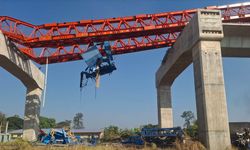 Tayland'da üzerine inşaat vinci düşen trenin devrilmesi sonucu 27 kişi hayatını kaybetti, 80 kişi yaralandı