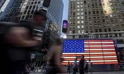 ABD'li tüketiciler gelir artışlarından daha fazla harcamaya devam ediyor