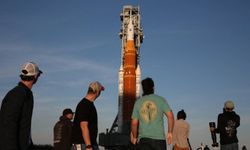 NASA, Ay'a insan gönderme görevinde yine bir değişiklik yaptı