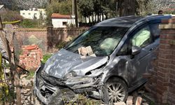 Boğazköy'deki kazada araç evin bahçe duvarına çarptı