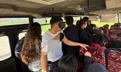 Yolcu kapasitesinin üzerinde ayakta yolcu taşındığı tespit edilen okul otobüsünün sürücüsüne ceza...