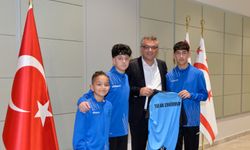 Cumhurbaşkanı Erhürman Perçinci Futbol Okulu’ndan sporcu, yönetici ve aileleri kabul etti