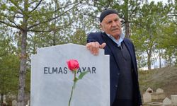 Eşinin kabrine 10 yıldır her 14 Şubat'ta gül bırakıyor: Öyle arıyorum ki…