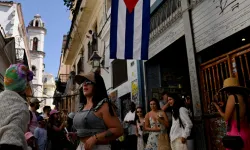 Elektrik kesildi, uçuşlar iptal, oteller kapandı. Turistler kaçıyor
