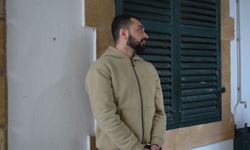 Annesinin odasına girmek istedi diye tamirciyi bıçakladı!