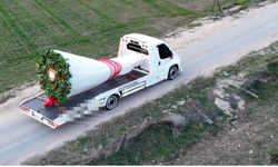 Çekici üzerinde dev buketle evlilik teklif etti