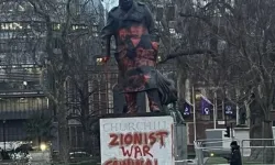 Londra’da Churchill heykeline boyalı protesto: "Siyonist savaş suçlusu" yazıldı