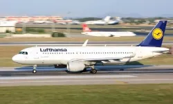 Münih Havalimanı'nda 500 yolcu lojistik aksaklıklar nedeniyle kış ortasında Lufthansa uçaklarında sabahladı
