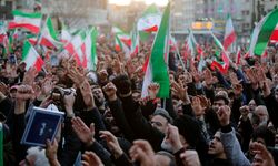 İran'da Hamaney'in ölümünün ardından gösteriler düzenleniyor