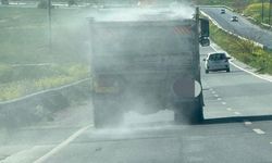 Sürüş güvenliğini tehlikeye atan kamyon şoförüne polisten ceza...