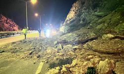 St.Hilarion Kavşağı yakınlarında Lefkoşa-Girne anayoluna kaya parçaları düştü