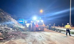 Girne Darboğaz mevkiinde yola düşen kaya parçaları temizlendi