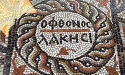 Alanya'daki 3 bin yıllık antik kentte "kıskanan çatlasın" yazılı mozaik bulundu