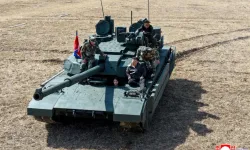 Kim Jong Un ve kızı tank kullandı
