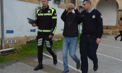 Marketten kozmetik ürünleri çaldı kameralara yakalandı