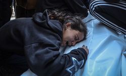 Gazze’de Filistinli kız, İsrail saldırısında ölen babasının naaşı başında "uyan baba" diye gözyaşı döktü