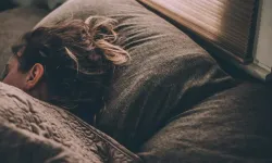 Uykuya dalmak için yaygın kullanılan "pembe gürültü" ne kadar masum?