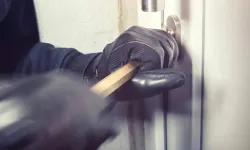 Limasol’da maskeli gençler, yabancı uyrukluların evini bastı