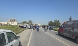 Dörtyol'daki kaza… Büyük trafik levhası yola devrildi