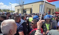 Greve giden kamuda örgütlü sendikalar, Meclis önünde eylemde