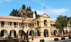 “90 gün içinde Meclis’te yasallaşmayan yasa gücündeki kararnameler yürürlükten kalktı şeklinde yorumlanmalı”