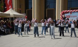 23 Nisan Ulusal Egemenlik ve Çocuk Bayramı kutlamaları kapsamında Cumhuriyet Meclisi bahçesinde tören düzenlendi