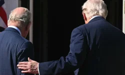 Trump Kral'a dokundu tartışma başladı. Kraliyet protokolüne aykırı temasın anlamı ne?