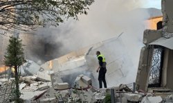 İsrail ordusu, Lübnan'ın güneyindeki Meys el-Cebel beldesinde evleri ateşe verdi