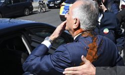 Berlin'de, İran'ın devrik Şah'ının oğlu Pehlevi'ye kırmızı sıvı atıldı