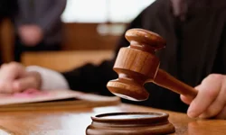 Ceza alan sanık savcıya saldırdı