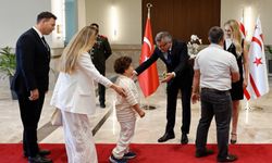 Cumhurbaşkanı Tufan Erhürman ve eşi Nilden Bektaş Erhürman, Cumhurbaşkanlığı’nda bayram tebriği kabul etti