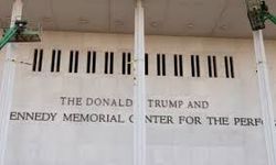 Trump'ın adı mahkeme kararıyla Washington'daki sanat merkezinden çıkarıldı