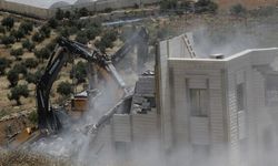İsrail iş makineleri Batı Şeria'da geniş çaplı yıkımlarına devam ediyor