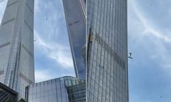 Pekin'in en yüksek gökdelenine küçük uçak çarptı
