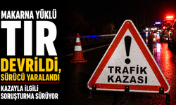 Makarna yüklü tır devrildi, sürücü yaralandı