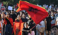 Arnavutluk'ta bir kez daha binlerce kişinin katılımıyla turizm projesi karşıtı gösteri düzenlendi