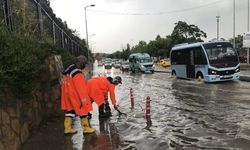 İstanbul'da sağanak nedeniyle Üsküdar Sahaflar Çarşısı'nı ve Harem Sahil Yolu'nu su bastı