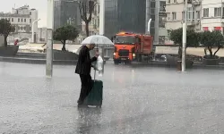 İstanbul'un bazı bölgelerinde gök gürültülü sağanak hayatı olumsuz etkiledi