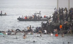 Binlerce düzensiz göçmen Fas’tan İspanya’nın Kuzey Afrika'daki toprağı Ceuta'ya yüzdü