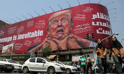 Tahran'da merkezi bir noktaya Trump'ı hedef alan "intikam" içerikli dev afiş asıldı