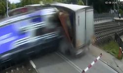 Polonya'da yolcu treni hemzemin geçitte tırın dorsesine çarptı: Dört kişi hafif yaralandı