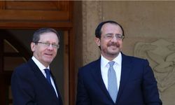 Cyprus Mail: “Hristodulidis’in Herzog ziyaretini öne çıkarması Türkiye’nin elini güçlendirebilir”